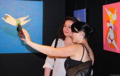 В Баку  открылась оригинальная экспозиция художницы из Грузии Барбары Асламази (ФОТО)