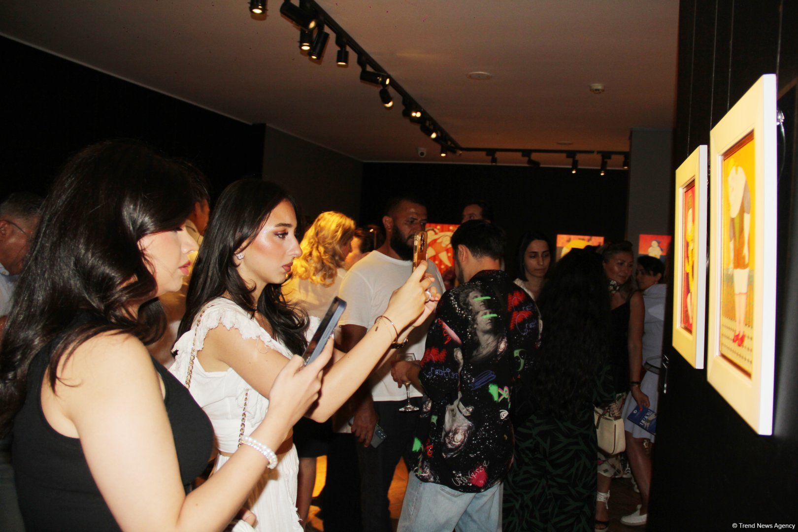 В Баку  открылась оригинальная экспозиция художницы из Грузии Барбары Асламази (ФОТО)