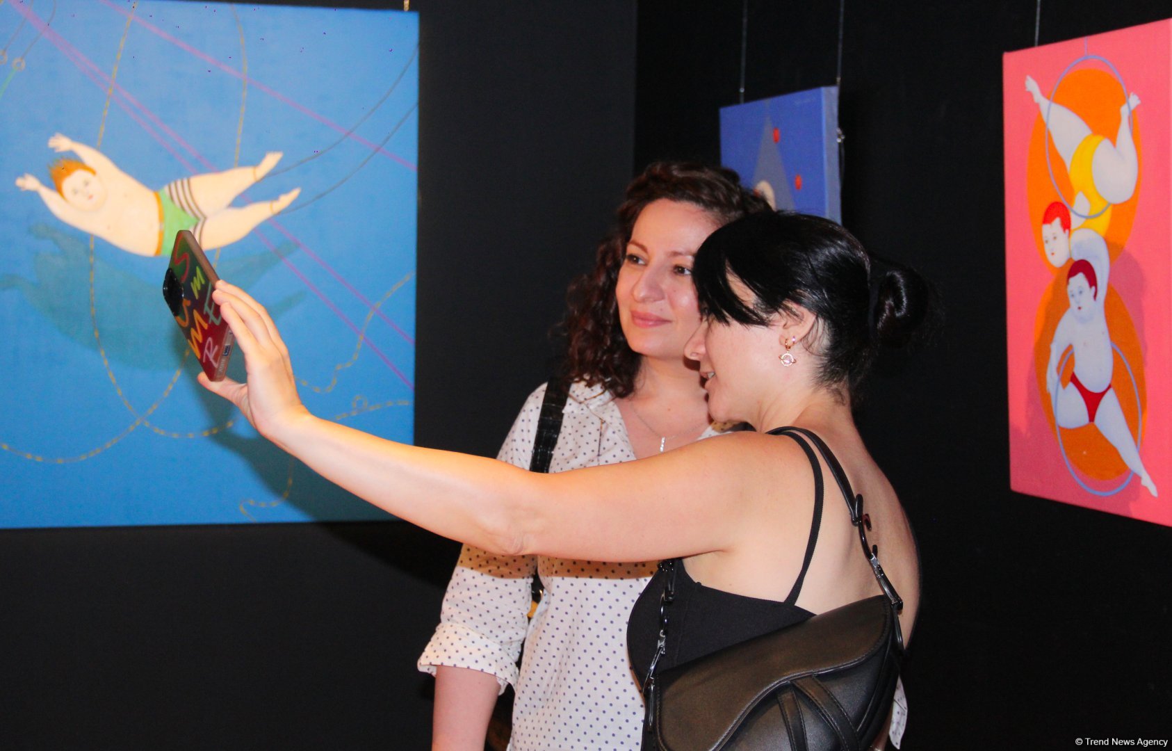 В Баку  открылась оригинальная экспозиция художницы из Грузии Барбары Асламази (ФОТО)