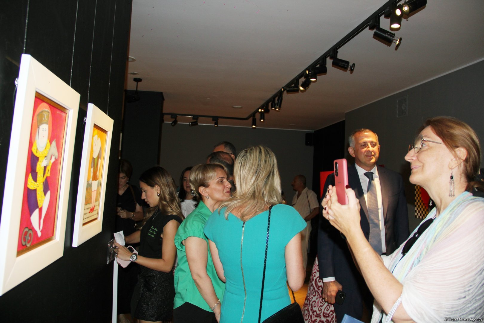 В Баку  открылась оригинальная экспозиция художницы из Грузии Барбары Асламази (ФОТО)