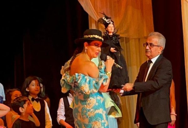 Эпатажная Эльза Сеидджахан отметила 55-летие в кукольном театре (ФОТО)