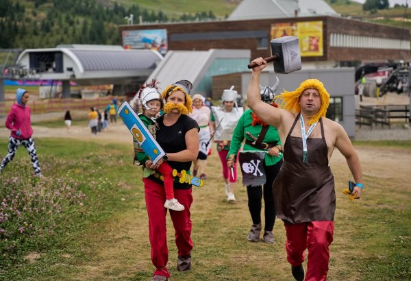 Бегом с лыжами и в забавных  костюмах по горам Шахдага (ФОТО)