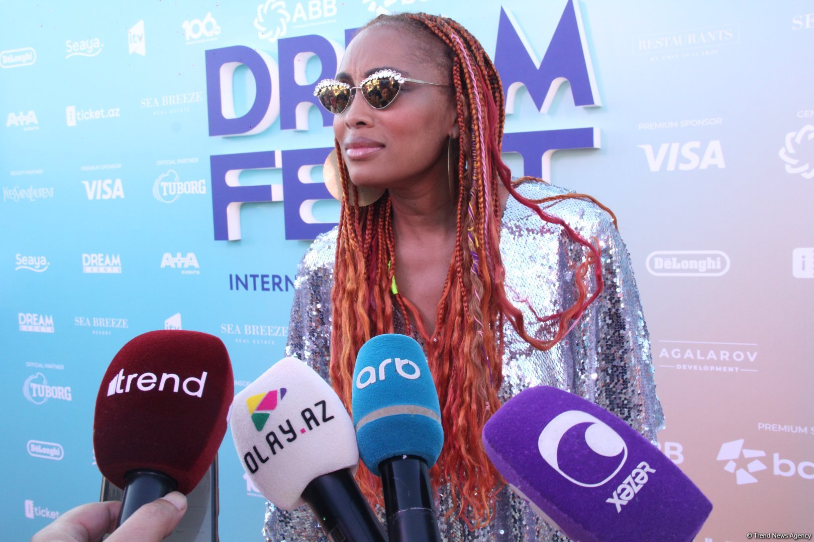Звезды на красной дорожке на открытии первого Dream Fest в Баку (ФОТО)