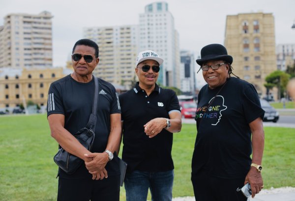 Братья Майкла Джексона совершили прогулку по Баку (ФОТО)