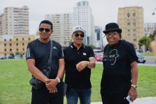 Братья Майкла Джексона совершили прогулку по Баку (ФОТО)