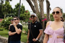 Братья Майкла Джексона совершили прогулку по Баку (ФОТО)