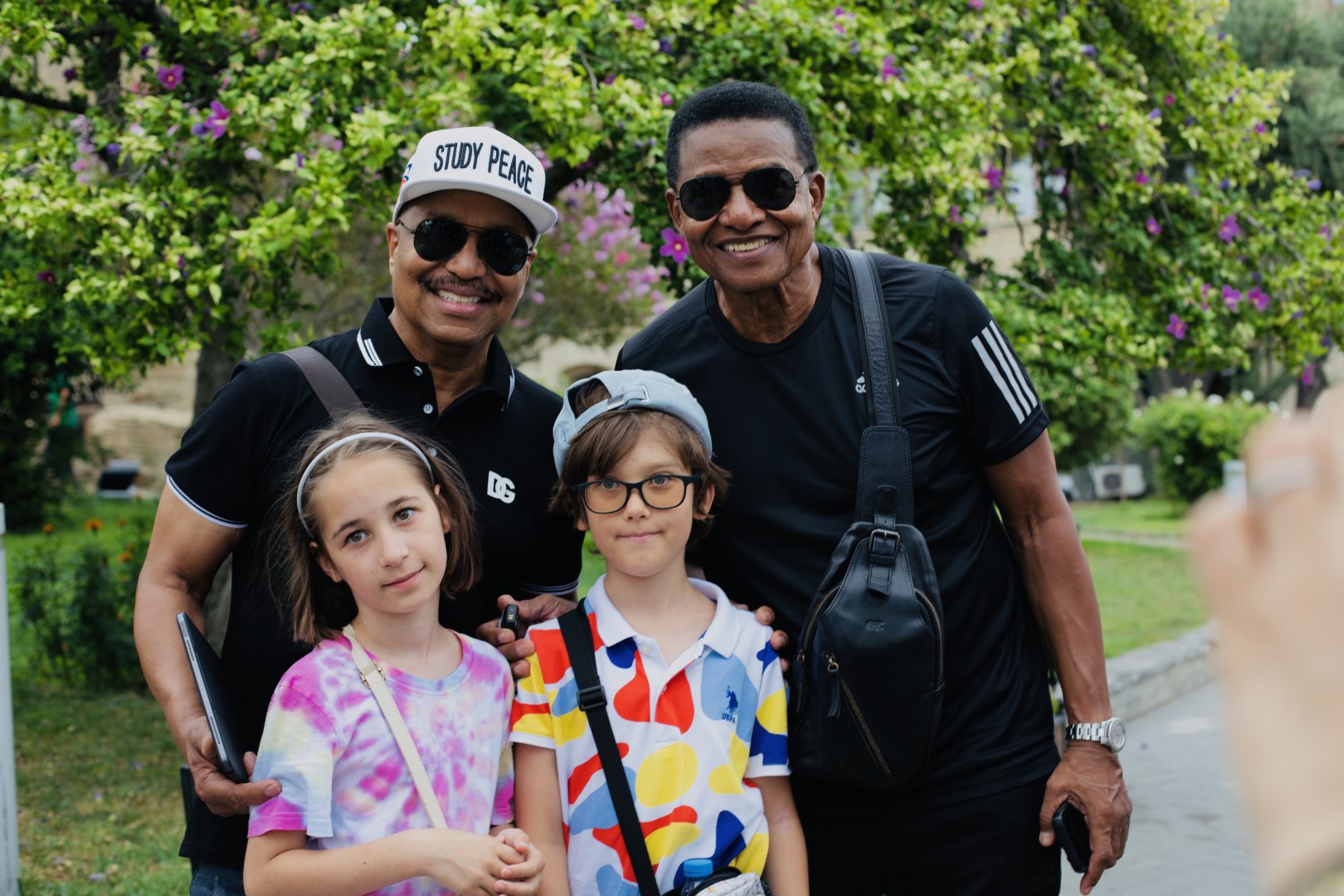 Братья Майкла Джексона совершили прогулку по Баку (ФОТО)