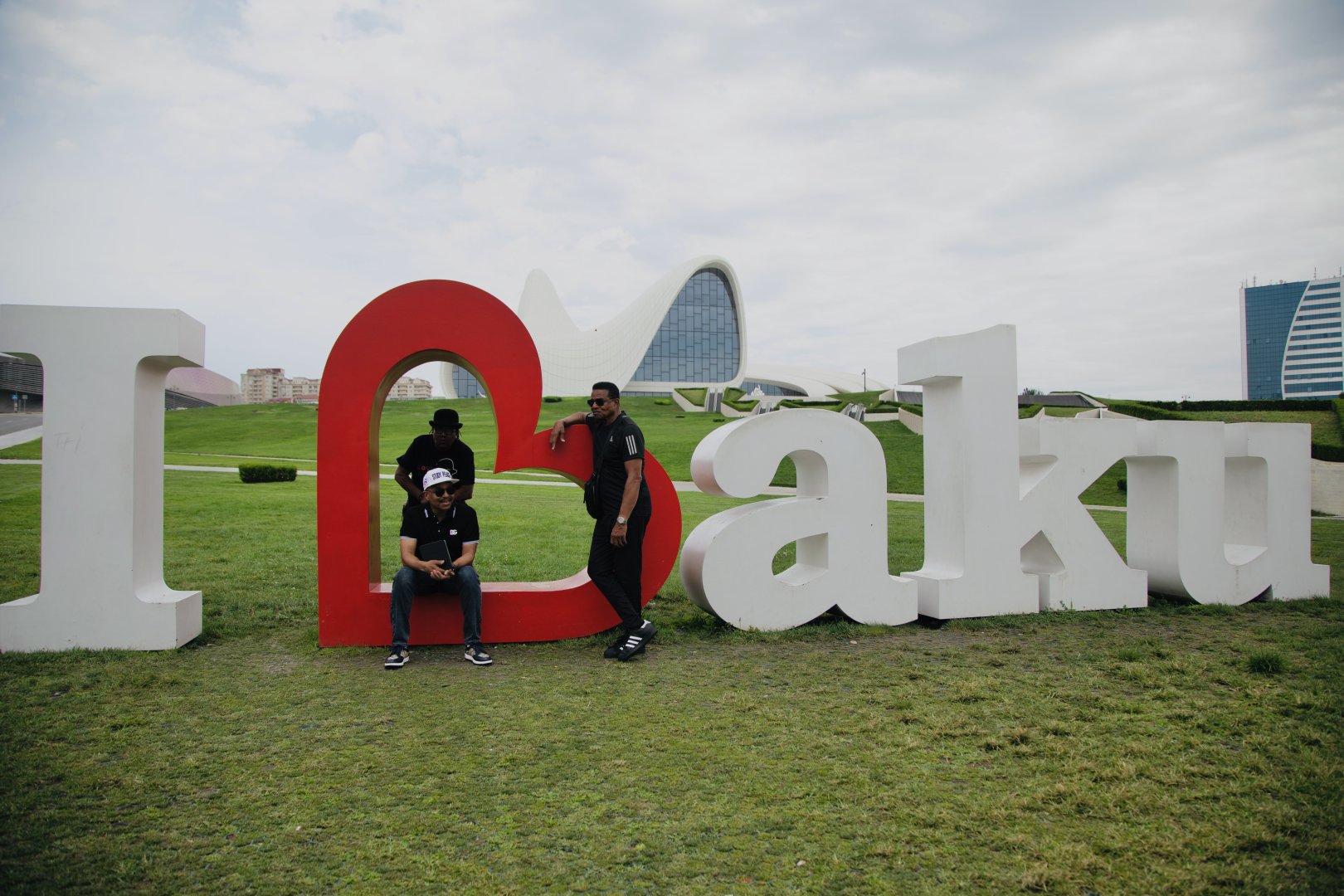 Братья Майкла Джексона совершили прогулку по Баку (ФОТО)