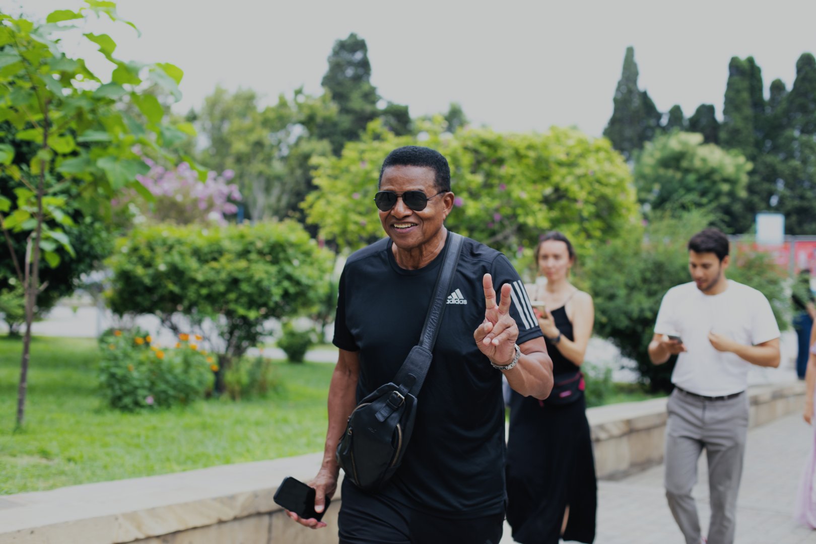 Братья Майкла Джексона совершили прогулку по Баку (ФОТО)