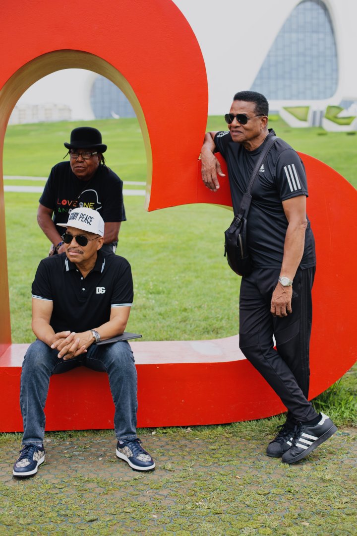 Братья Майкла Джексона совершили прогулку по Баку (ФОТО)