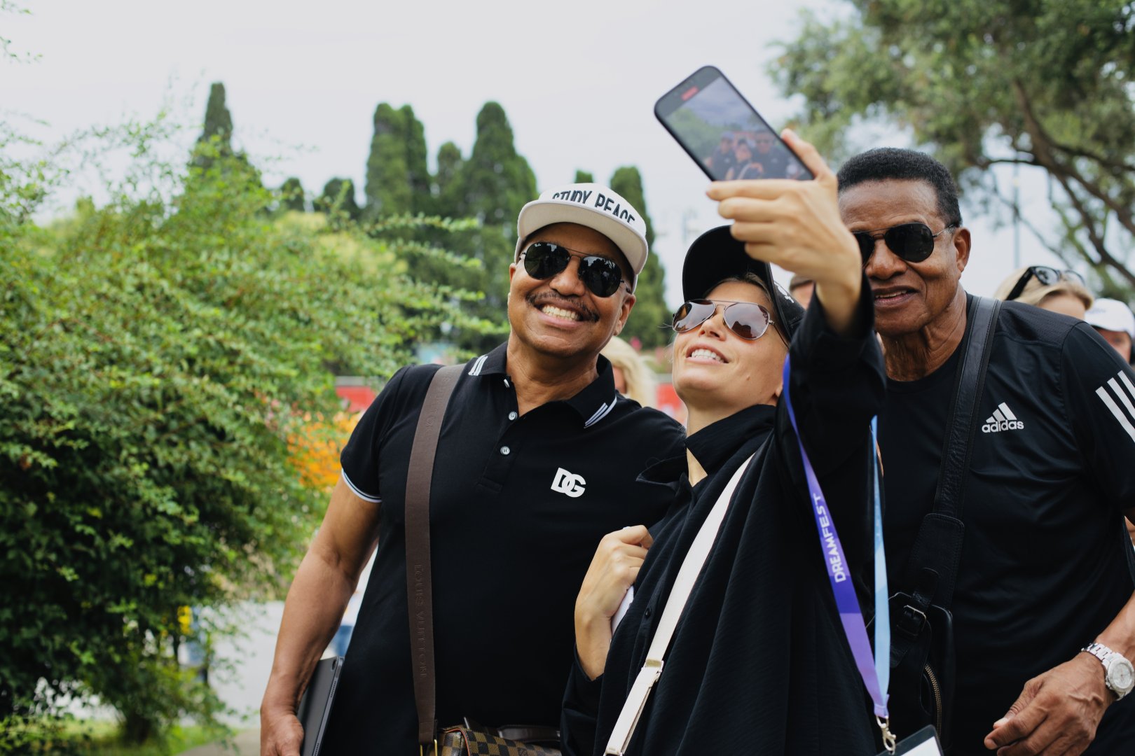 Братья Майкла Джексона совершили прогулку по Баку (ФОТО)