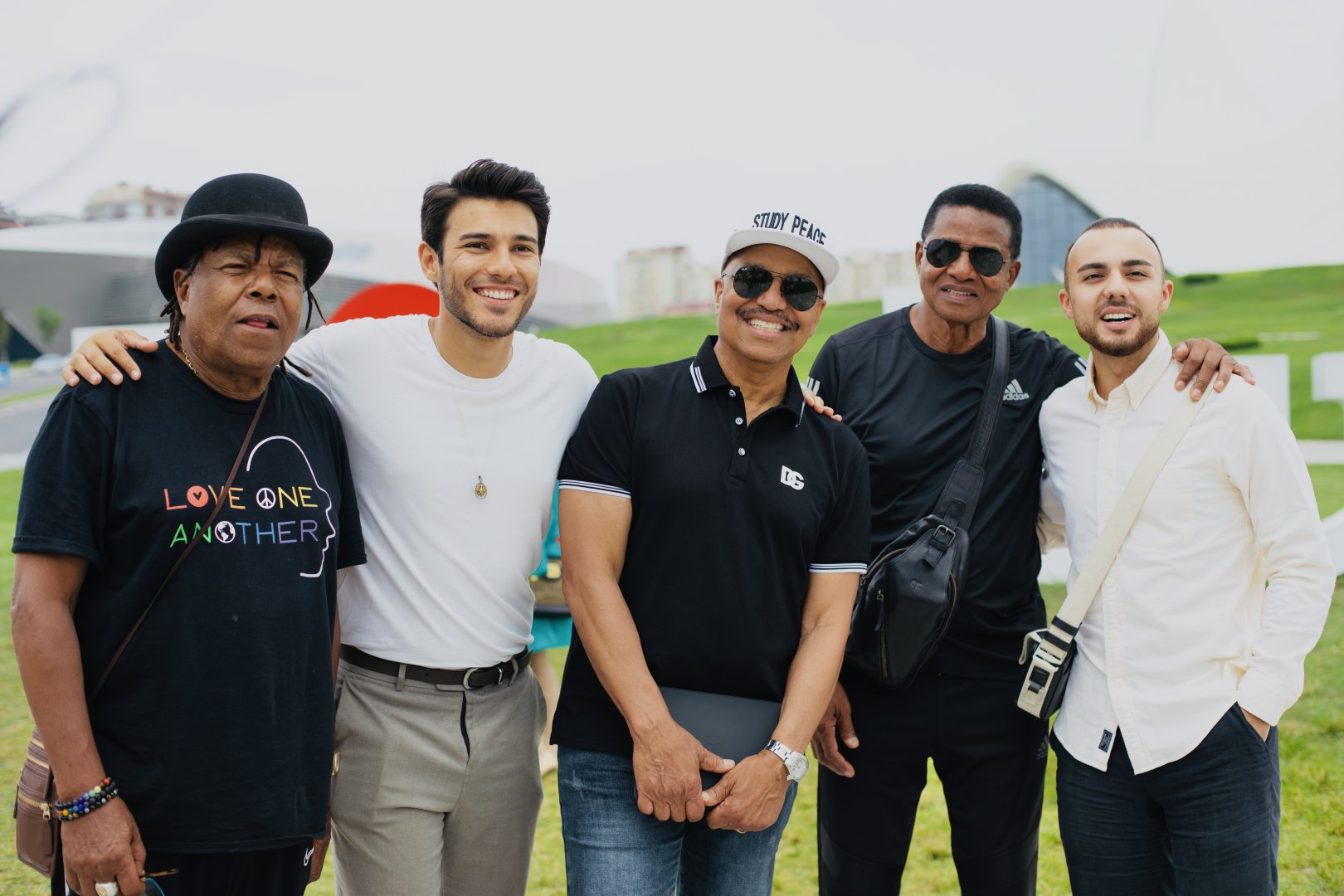 Братья Майкла Джексона совершили прогулку по Баку (ФОТО)