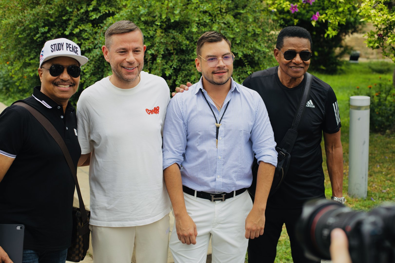 Братья Майкла Джексона совершили прогулку по Баку (ФОТО)