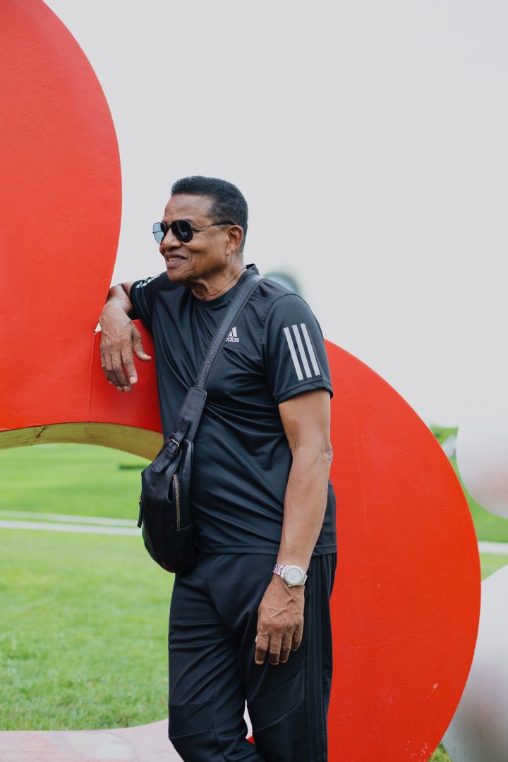 Братья Майкла Джексона совершили прогулку по Баку (ФОТО)