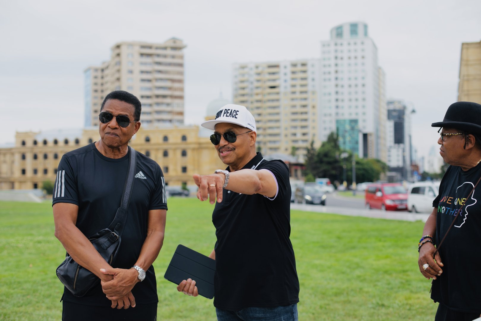 Братья Майкла Джексона совершили прогулку по Баку (ФОТО)