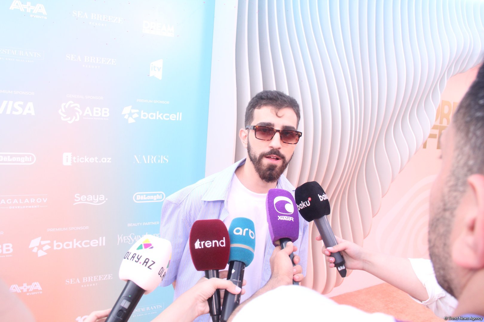 Красная дорожка Dream Fest в Баку - позитивные Arabesque, Efendi со звездной короной и другие знаменитости (ФОТО)