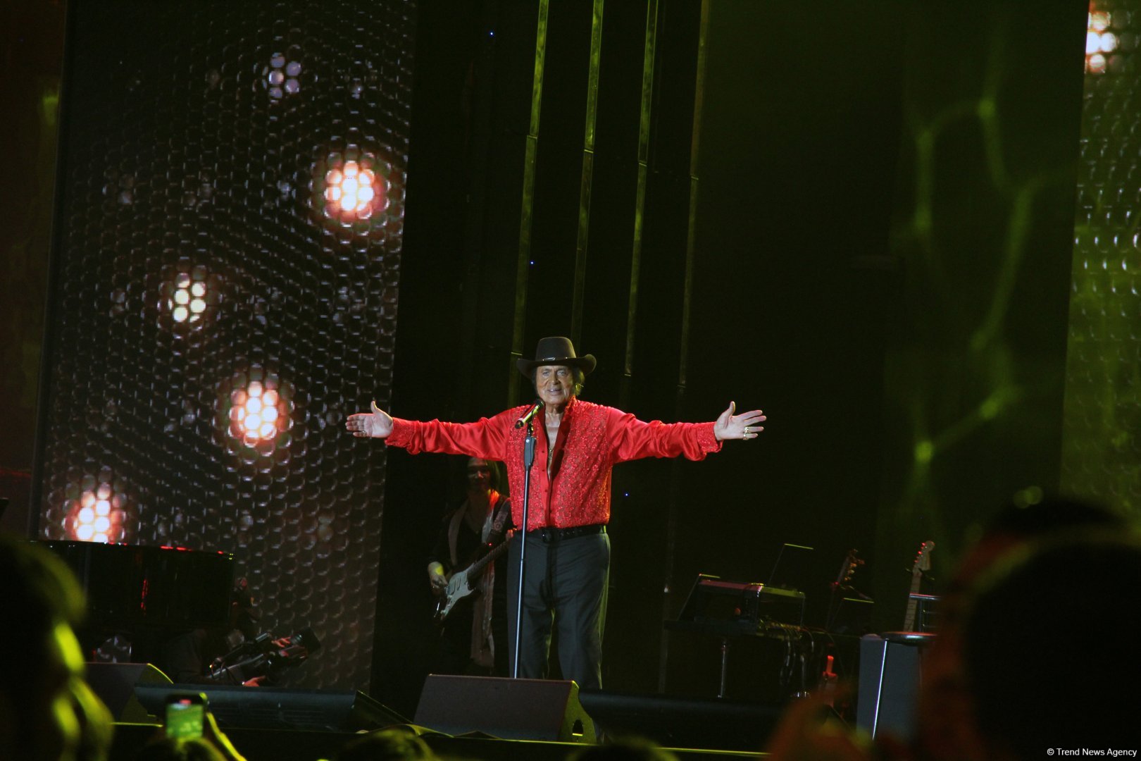 Легендарный Энгельберт Хампердинк, братья Майкла Джексона, CC Catch и другие звезды на  грандиозном вечере Dream Fest в Баку (ФОТО)