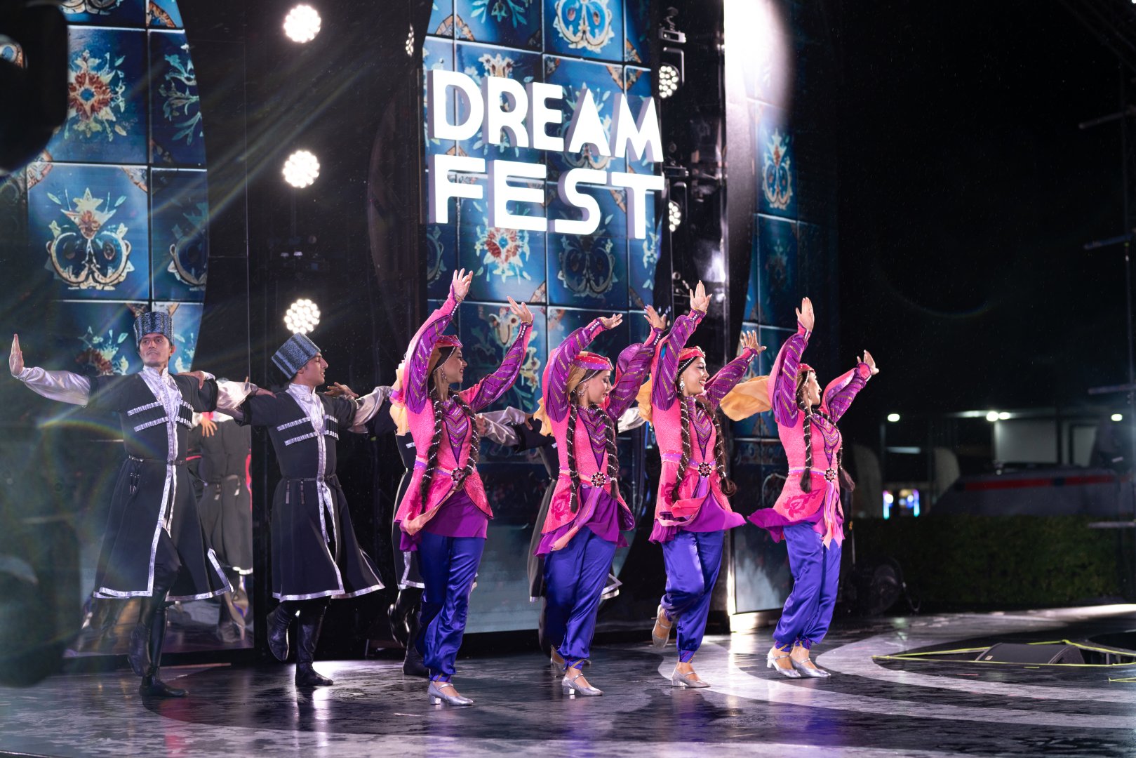 Жара, ветер, ливень…Завершился грандиозный Dream Fest в Баку с участием легендарных артистов и звезд (ФОТО)