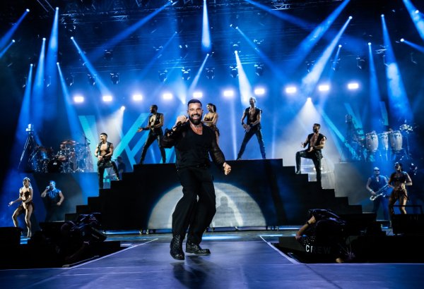 На берегу Каспия в Баку выступил Рики Мартин с зажигательным концертом (ВИДЕО, ФОТО)