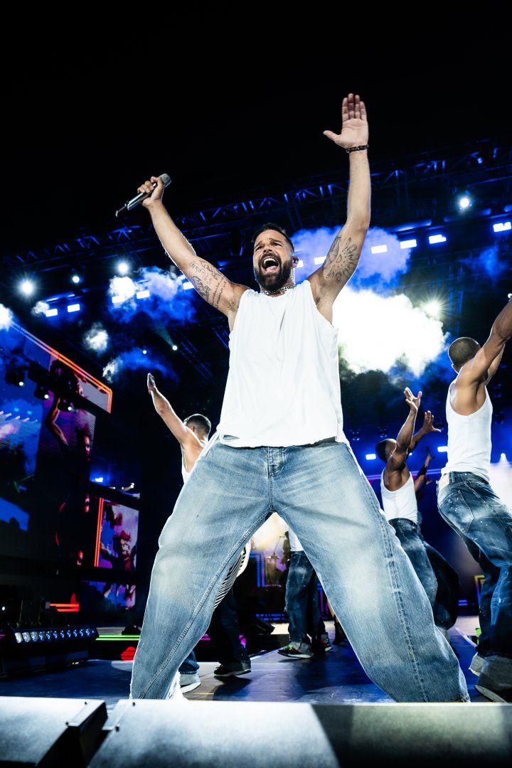 На берегу Каспия в Баку выступил Рики Мартин с зажигательным концертом (ВИДЕО, ФОТО)