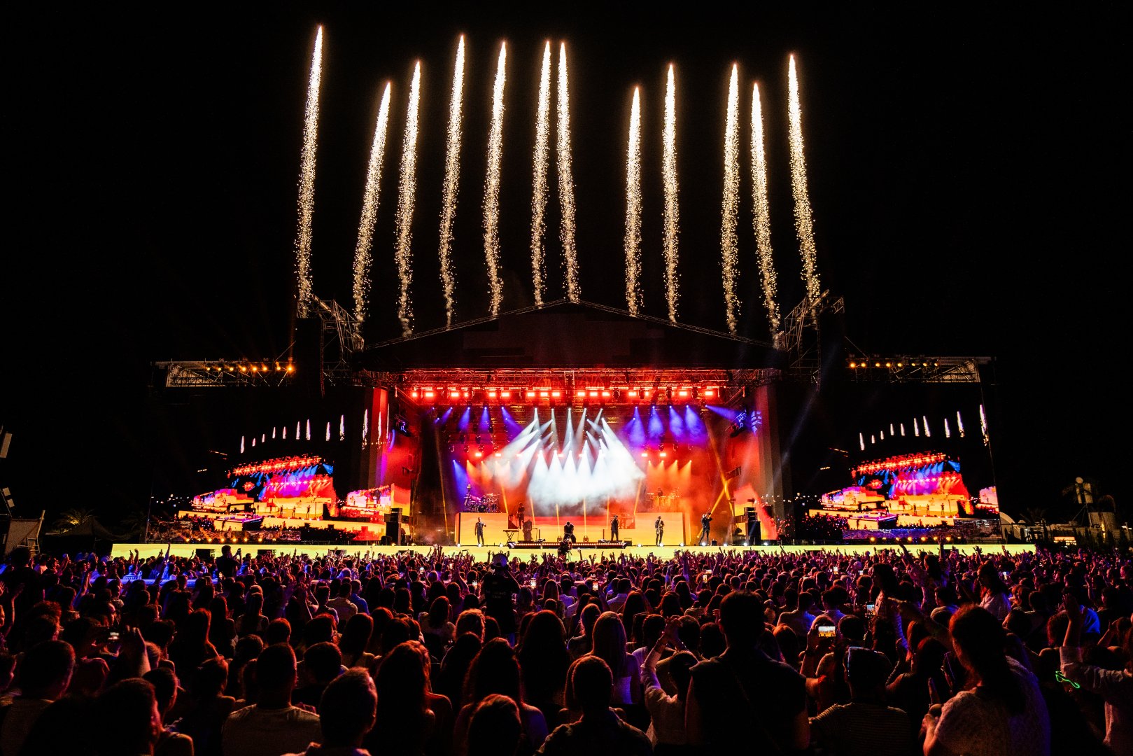 На берегу Каспия в Баку выступил Рики Мартин с зажигательным концертом (ВИДЕО, ФОТО)