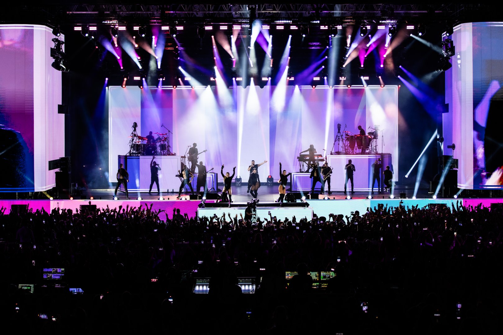 На берегу Каспия в Баку выступил Рики Мартин с зажигательным концертом (ВИДЕО, ФОТО)