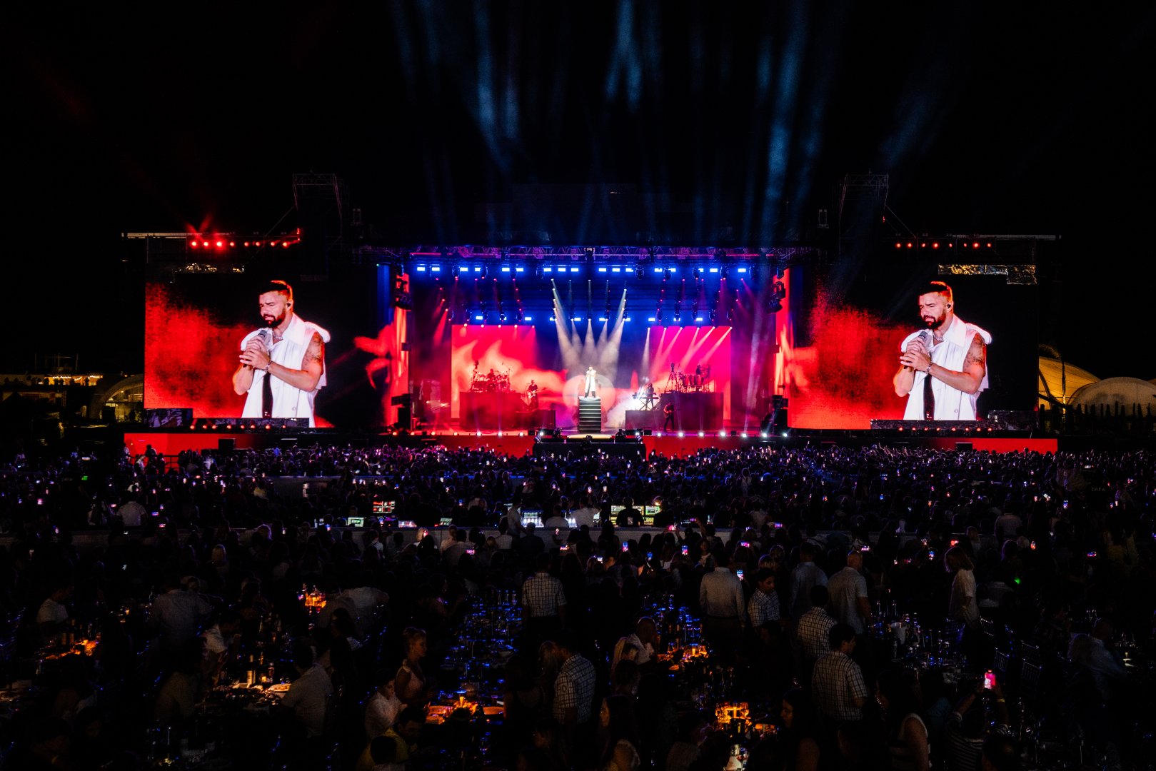 На берегу Каспия в Баку выступил Рики Мартин с зажигательным концертом (ВИДЕО, ФОТО)