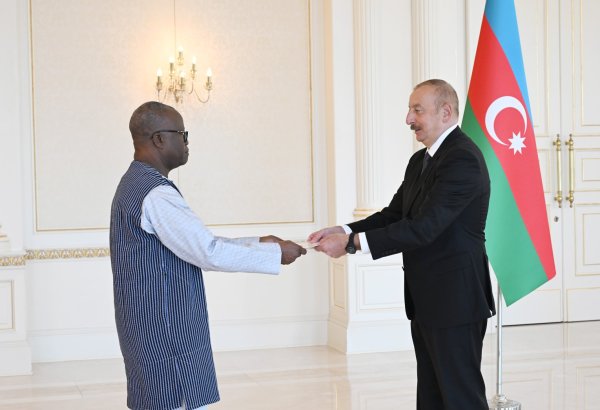 Президент Ильхам Алиев принял верительные грамоты нового посла Буркина-Фасо (ФОТО)