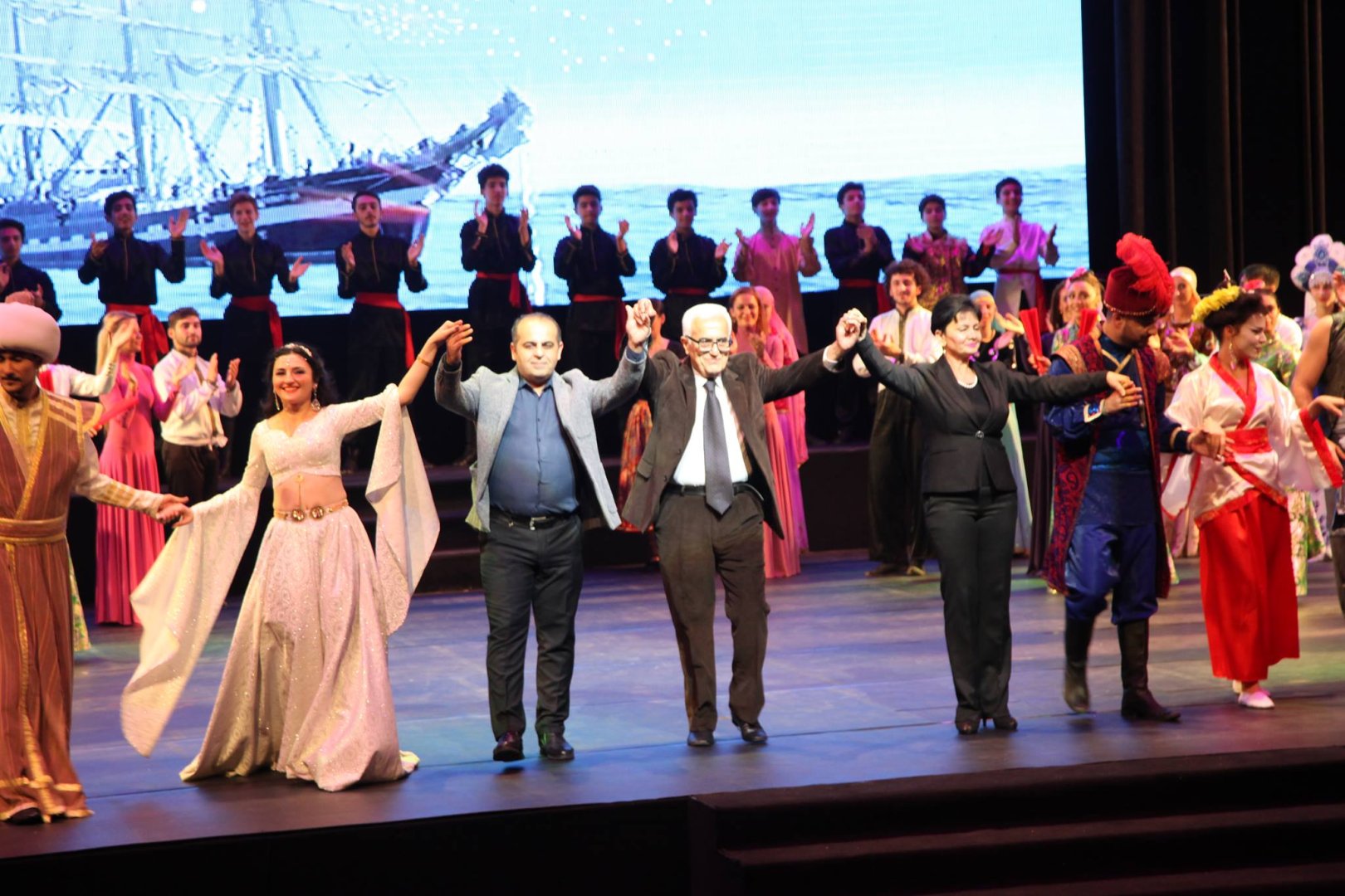 Ризван Садырханов отмечает юбилей – как нефтяник из Баку покорил Италию. Он выступал с Магомаевым, Кобзоном, Градским…  (ФОТО)