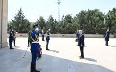 Владимир Путин посетил Аллею шехидов в Баку (ФОТО/ВИДЕО)