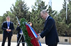 Владимир Путин посетил Аллею шехидов в Баку (ФОТО/ВИДЕО)