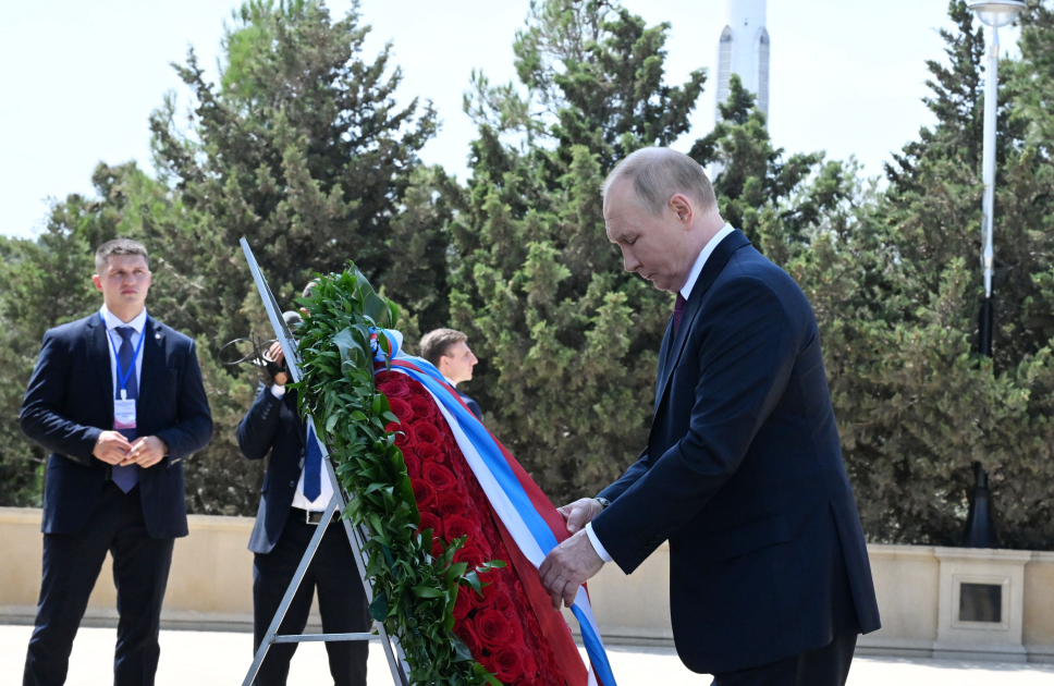 Владимир Путин посетил Аллею шехидов в Баку (ФОТО/ВИДЕО)