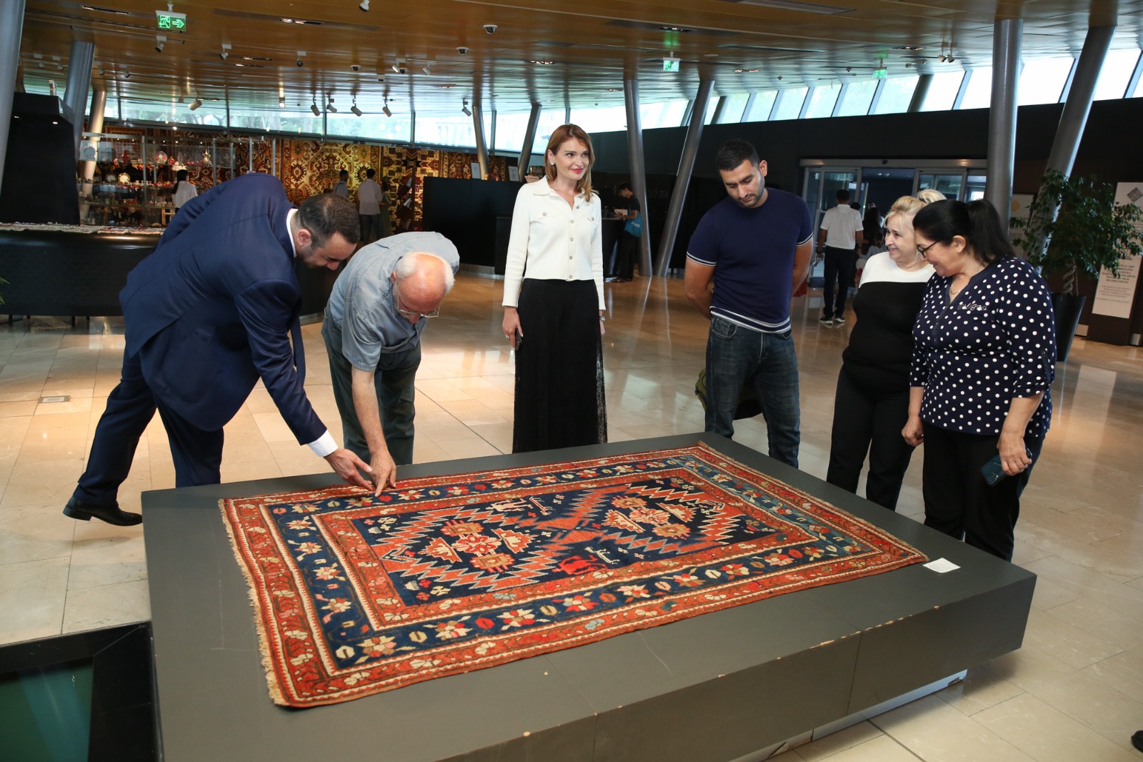 Из Берлина в Шушу - коллекционер Ходжат Абаси подарил музею уникальный ковер Açma-yumma 1825 года (ФОТО)