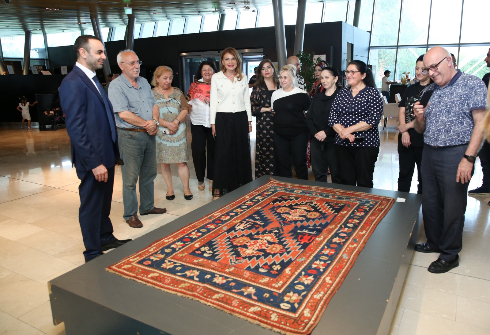 Из Берлина в Шушу - коллекционер Ходжат Абаси подарил музею уникальный ковер Açma-yumma 1825 года (ФОТО)