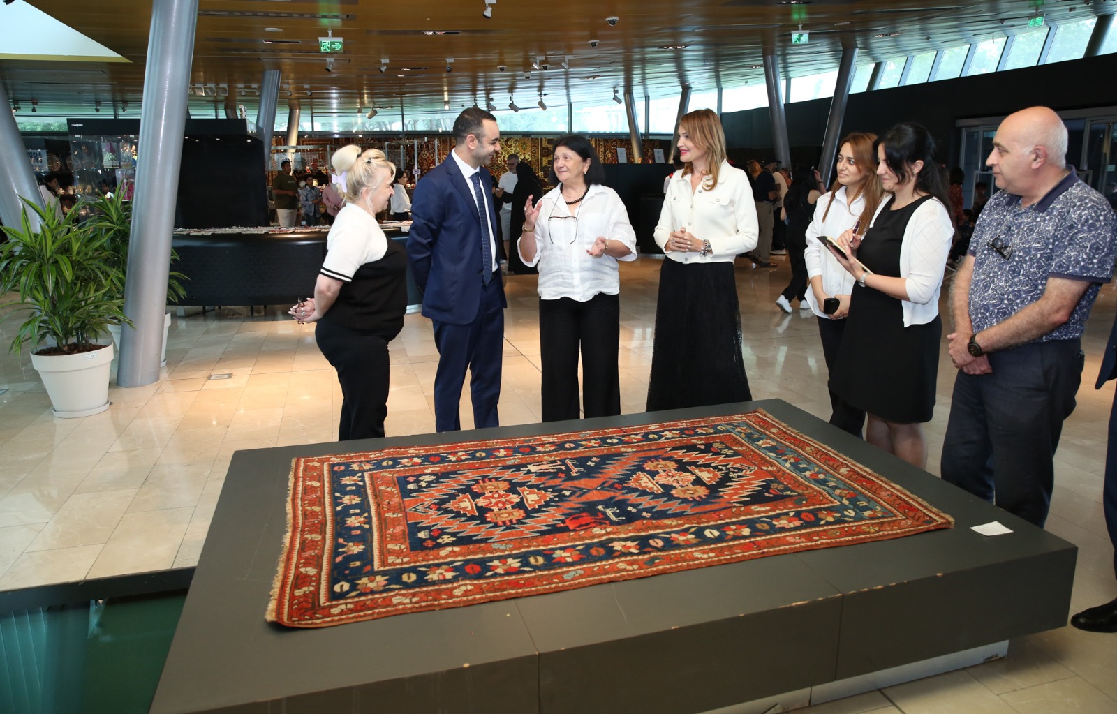Из Берлина в Шушу - коллекционер Ходжат Абаси подарил музею уникальный ковер Açma-yumma 1825 года (ФОТО)