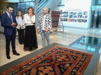 Из Берлина в Шушу - коллекционер Ходжат Абаси подарил музею уникальный ковер Açma-yumma 1825 года (ФОТО)