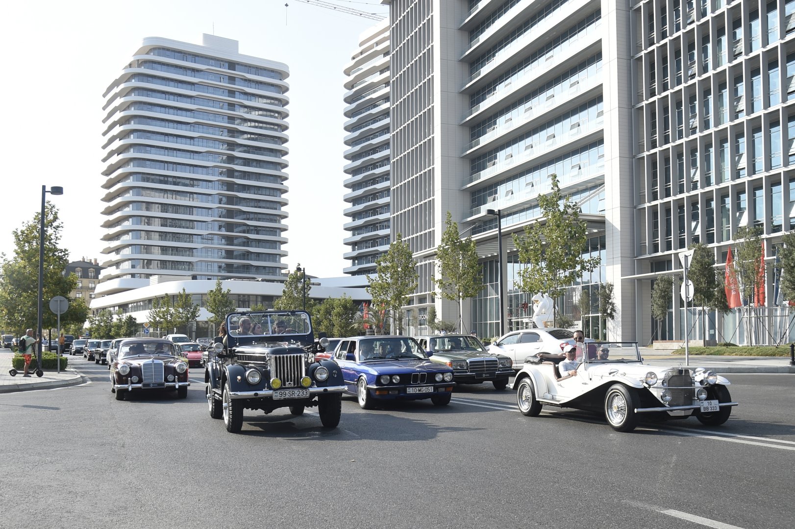 В Баку состоялись автопробег и выставка классических автомобилей (ФОТО)