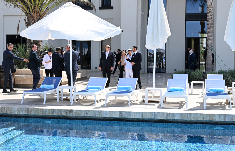 Президент Ильхам Алиев и Первая леди Мехрибан Алиева приняли участие в открытии школы LANDAU и апарт-отеля The Grand в центре отдыха Sea Breeze (ФОТО/ВИДЕО)