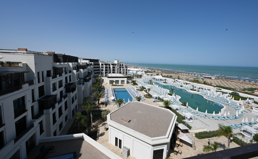 Президент Ильхам Алиев и Первая леди Мехрибан Алиева приняли участие в открытии школы LANDAU и апарт-отеля The Grand в центре отдыха Sea Breeze (ФОТО/ВИДЕО)