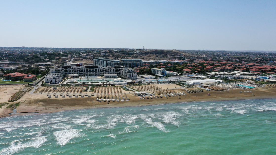 Президент Ильхам Алиев и Первая леди Мехрибан Алиева приняли участие в открытии школы LANDAU и апарт-отеля The Grand в центре отдыха Sea Breeze (ФОТО/ВИДЕО)