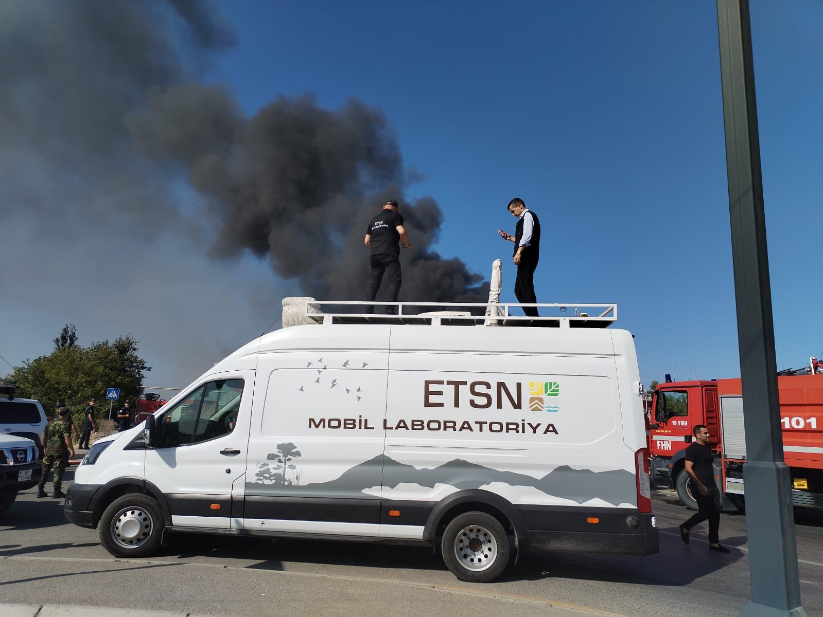 Специалисты минэкологии проводят мониторинг на месте пожара в Баку (ФОТО)