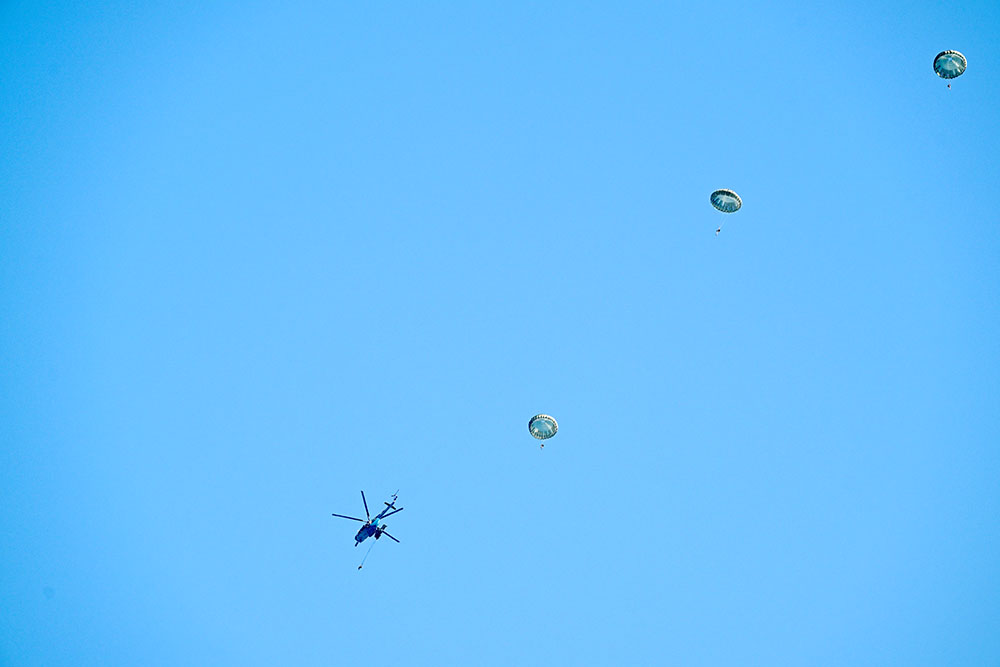 С подразделениями ВВС Азербайджана проводятся тренировки по воздушно-десантной подготовке и практическим прыжкам с парашютом (ВИДЕО)