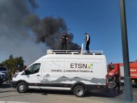 Специалисты минэкологии проводят мониторинг на месте пожара в Баку (ФОТО)