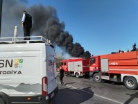 Специалисты минэкологии проводят мониторинг на месте пожара в Баку (ФОТО)