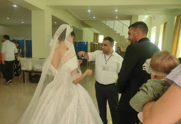 В Исмайыллинском районе жених и невеста приняли участие в голосовании в день свадьбы (ФОТО)
