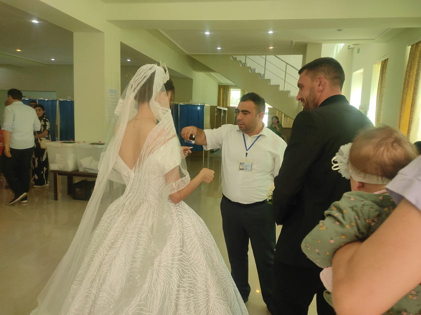 В Исмайыллинском районе жених и невеста приняли участие в голосовании в день свадьбы (ФОТО)