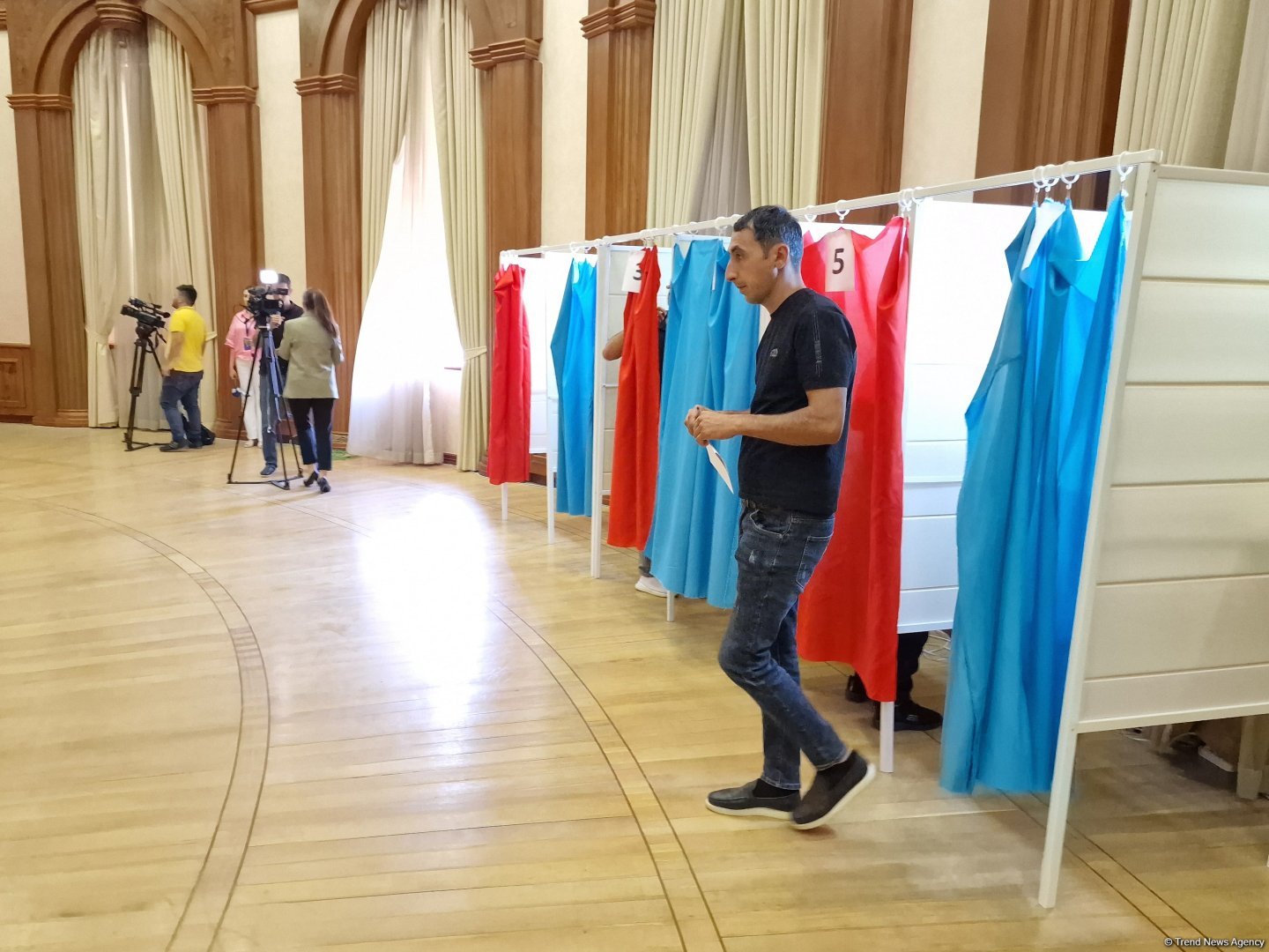 В Ханкенди началось голосование на парламентских выборах (ФОТО)
