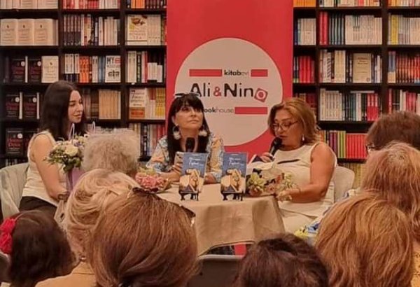 В Баку представлена книга поэтессы из Чехии "Семь климатов одного мгновенья" (ФОТО)