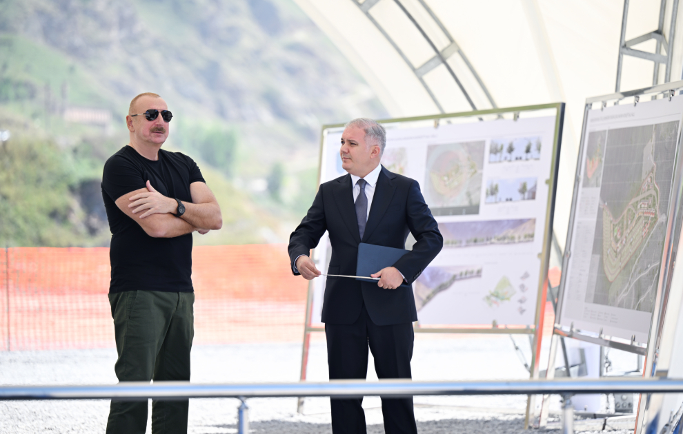 Президент Ильхам Алиев заложил фундамент поселка Истису Кяльбаджарского района (ВИДЕО/ФОТО)