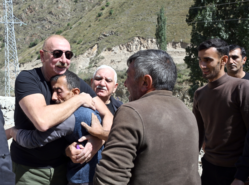 Президент Ильхам Алиев заложил фундамент поселка Истису Кяльбаджарского района (ВИДЕО/ФОТО)